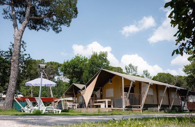 Luxe Sanitary XL 6 Pers Villatent at Family Campsite Punta Navaccia near lake