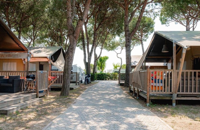 Luxe Sanitary XL 6 Pers. Villatent camping village Cavallino near at the beach