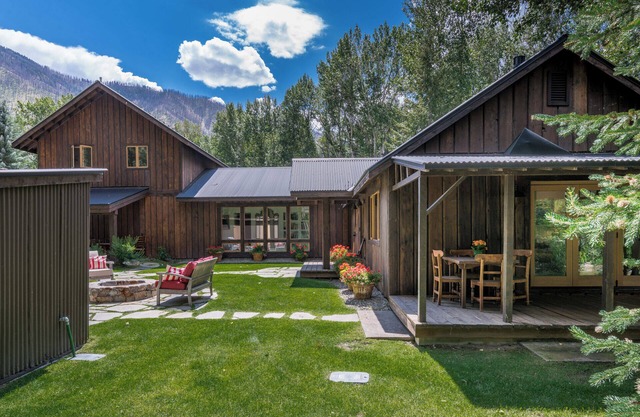 Luxe Ski Chalet -1 mile to Lifts. Hot Tub. Fire Pit. Designer Furnished. Private