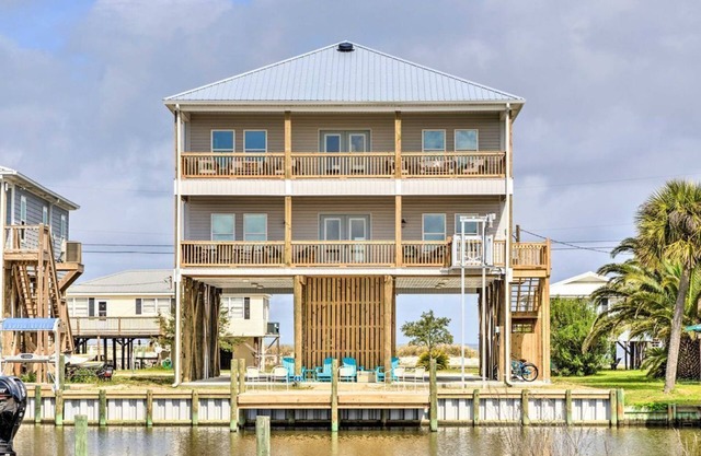 Luxe Stilted Home w/Kayaks: Walk to Beach