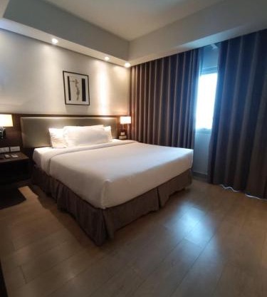 Luxe Suite Stays at Bonifacio Civic Center Tower