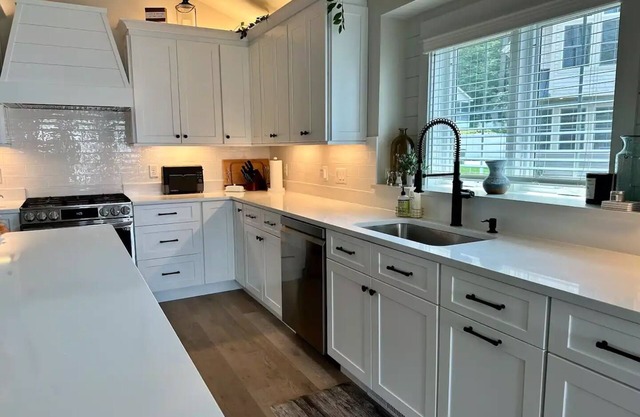 Luxe waterfront on Paugus Bay w/PVT Dock, Fireplace, Pvt Deck, Sonos, Sleeps 10