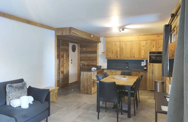 Luxury apartment for 6 with pool, spa, and parking in Saint-Martin-de-Belleville