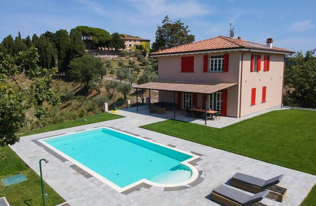 Luxury villa with private pool and veranda, 20' from the sea