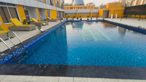 Luxuries Stay in Noida with Swimming Pool #Night Club #Party #Cafe at Mall - GHUMLOO