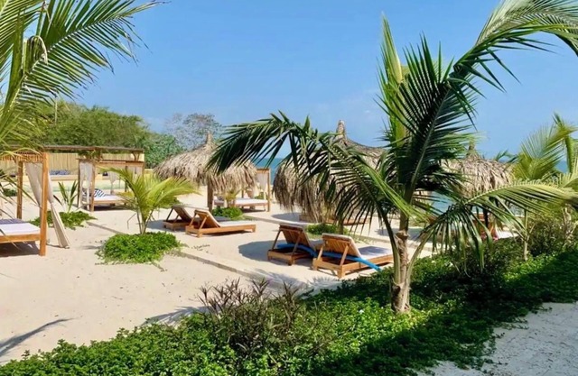 Luxurious Beach Villa: Turquoise Waters in the Heart of Baru Island