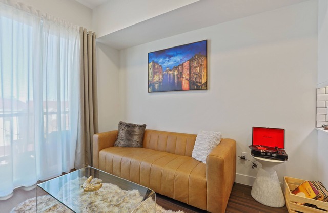 Luxurious 2 bedroom/private balcony/fire pit/views!