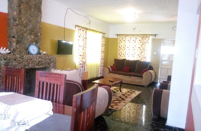 Luxurious, 3-bed bungalow fully furnished