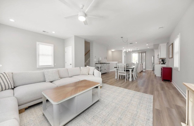 Luxurious 3 Bedroom Vacation Getaway with Carport, Pool & Putting Green
