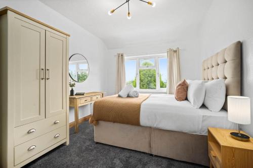 Luxurious 3 Bedroom House with Parking 73B - Top Rated - Netflix - Wifi - Smart TV