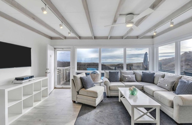 Luxurious 3 BR Cottage w/Ocean View Balcony