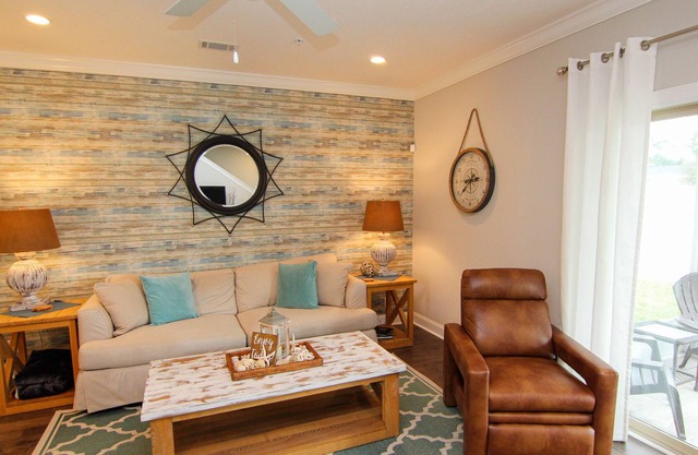 Luxurious 3 BR townhome in prime locale!