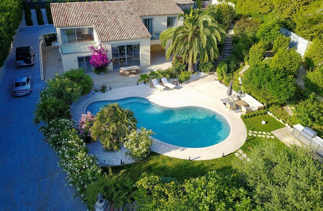 Luxurious 4 bedroom NEW Villa with pool