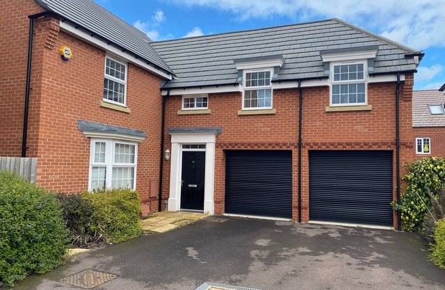 Luxurious 4 br detached house in cul-de-sac ideal for family or group of friends