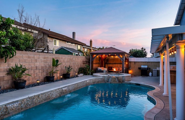 Luxurious 4BR Pool House with 2 Primary Suites, Near Disney!