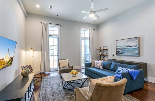 Luxurious 5bd with private balcony/AMAZING LOCATION!