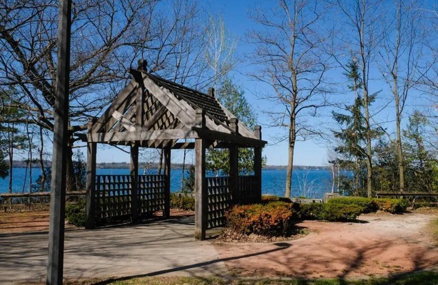 Luxurious 6-Room Lakefront House