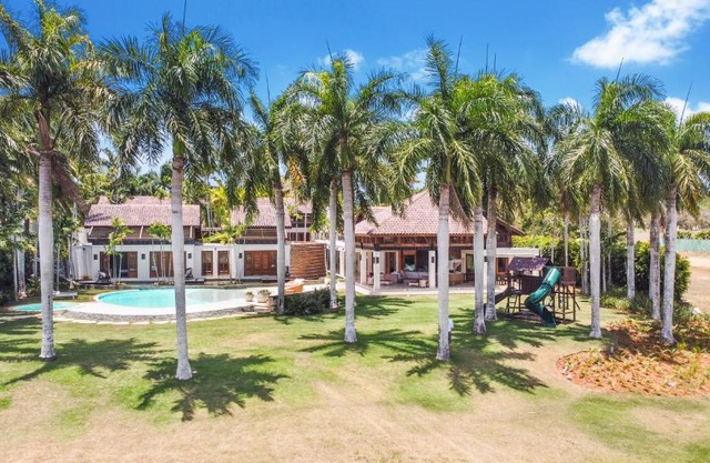 Luxurious 8-BR Villa with Ocean View, Jacuzzi, Home Cinema and Resort Access in Casa de Campo