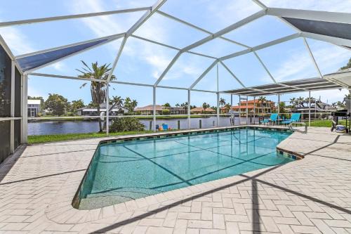 Luxurious & Adventurous Getaway - Villa Waterfront Escape - Roelens