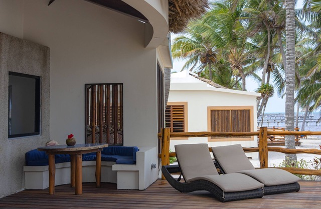 Luxurious Beach Front Villa Sapphire, beachfront, Gold Standard Certified!