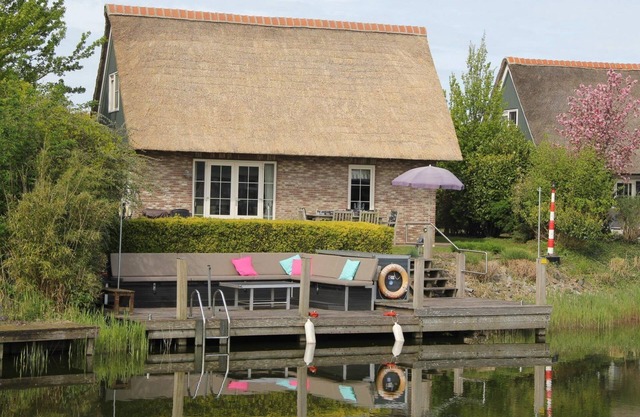 Luxurious Beachvilla+ with a sauna, a bathtub, and a dock at Beach Resort Makkum by the IJsselmeer.