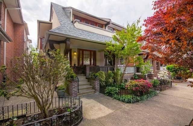 Luxurious Bungalow Jewel, Amenities-Rich Home, Close to Downtown Attractions