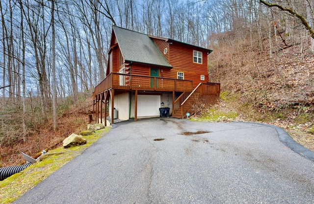 Luxurious cabin w/private hot tub, firepit and great views - dogs allowed