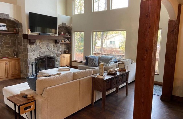 Luxurious Cabin with Hot Tub, Large Yard, Fire Pit