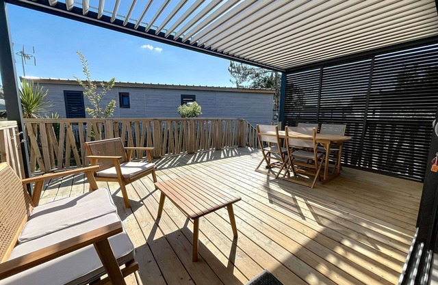 Luxurious Chalet with Heated Pool, Near Beach, 6 Guests, Free WiFi