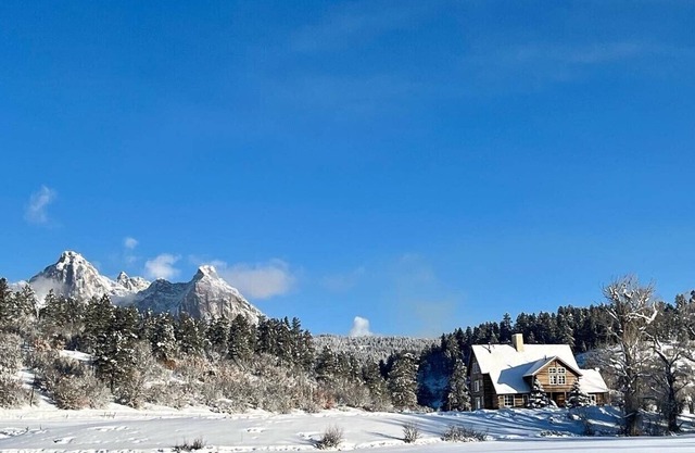 Luxurious Colorado chalet w Hot tub and gorgeous mountain & river side views