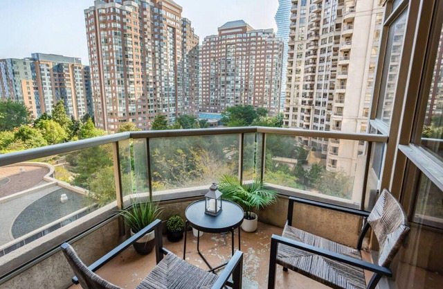 Luxurious Condo in Mississauga right IN front of Square One Mall