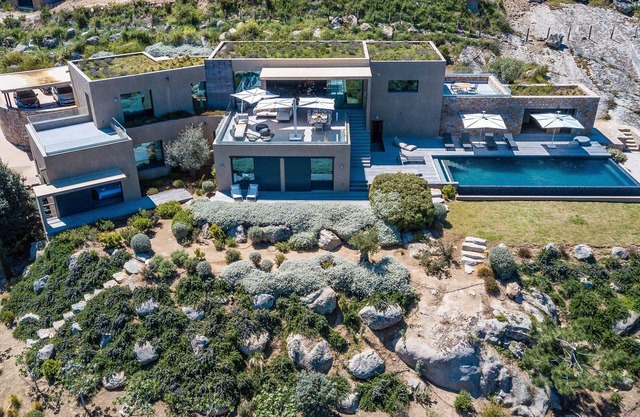Luxurious contemporary villa with exceptional view over the bay of Calvi!
