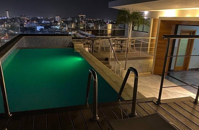 Luxurious Downtown Apt, Rooftop Pool, Gym