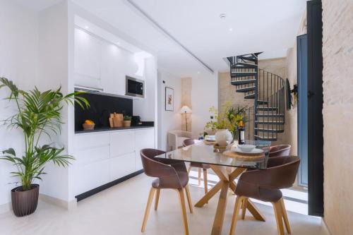 Luxurious Duplex 2Bd 2Bth over Casa Pilatos