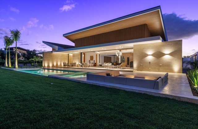 Luxurious & Elegant Villa, massive pool, sleeps 10