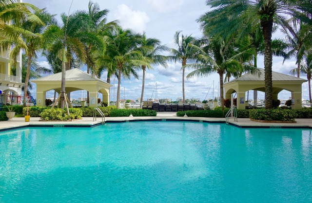 Luxurious, family-friendly 3BR condo on the water