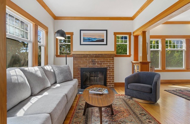 Luxurious Family Oasis in Fountain District, Walking Distance to Cafes & Parks