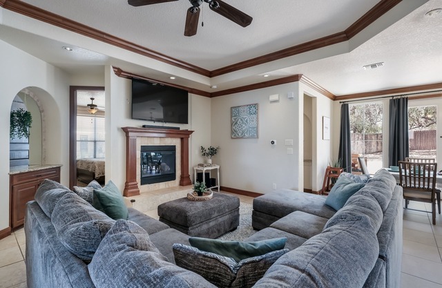 Luxurious Hill Country Twhm, Lg Family Living, Big Patio, wkspace, 1mi SeaWorld