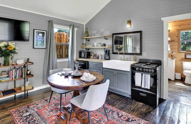 Luxurious & Intimate Cottage in Fred Wine Country!