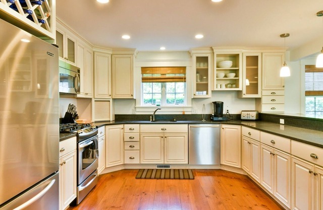 Luxurious Island Escape: Spacious, Ideally Located Near Surfside Beaches & Town
