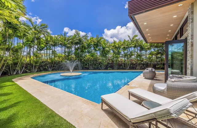 Luxurious Kahala Grand Splendor: Private Home w/Pool, Spa, AC & Lush Landscaping