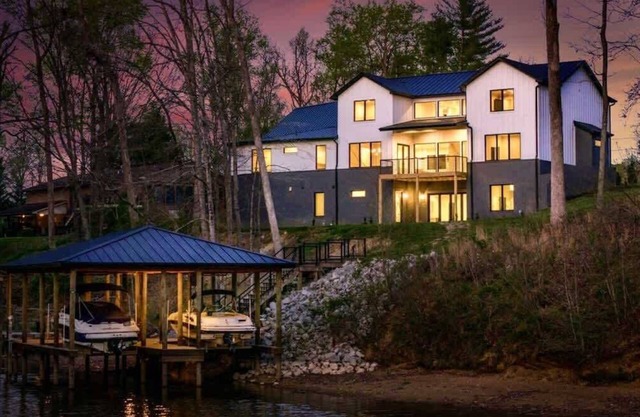 Luxurious Lakefront Retreat in Kingston