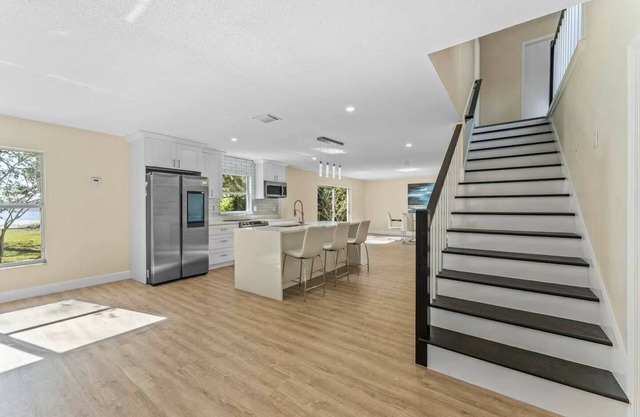 Luxurious Lakefront Retreat near Universal Studios