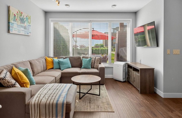 Luxurious Lakeside Oasis with Resort Amenities