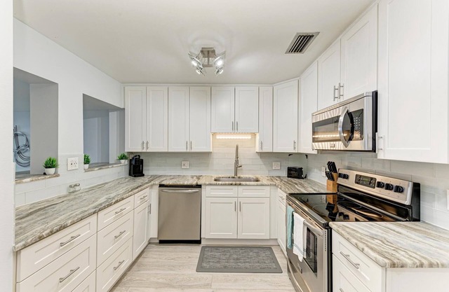 Luxurious Living on Snell Isle - Walk to DT ST Pete!