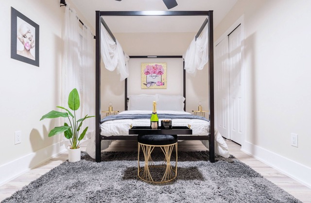 Luxurious Master BR suite w/Hot tub, Pool table ,Parking & perfect for long stay