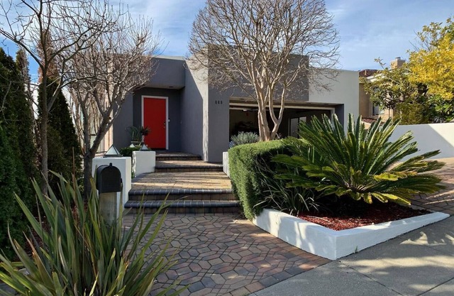 Luxurious & Modern 3 Bed/2.5 Bathroom Home with AC & gorgeous views of the SF Bay.