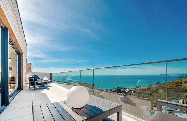 Luxurious new beach house with hot hub, EV charger, dog friendly & parking