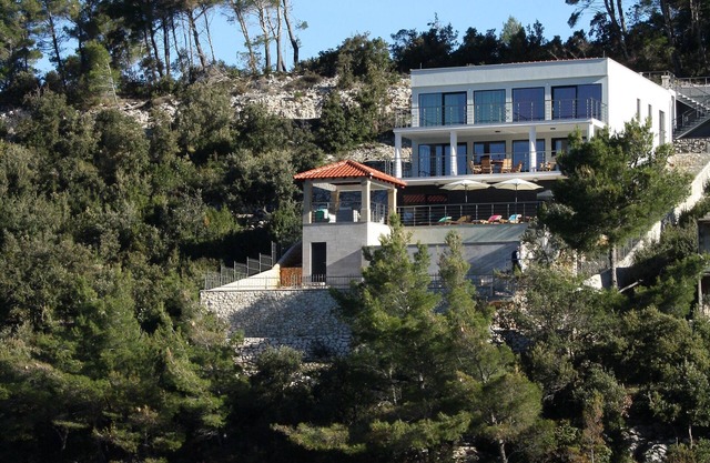 Luxurious new villa by the sea, parking on the property, private pool,