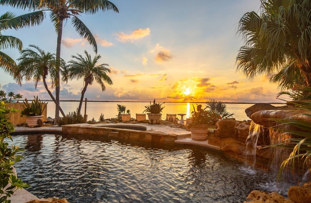 Luxurious Oceanfront 5BR Property with heated Pool & Waterfall